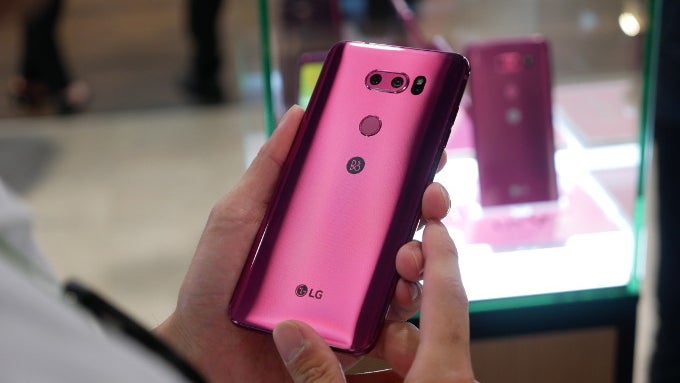 LG V30 in Raspberry Rose hands-on