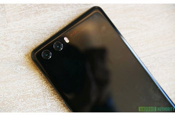 Huawei P20 prototype unit leaks in live pictures, leaves nothing to the imagination