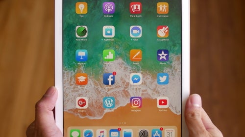 Apple iPad (2018) unboxing & first impressions