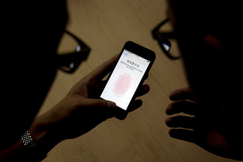 Police raid funeral home to get fingerprints from a corpse to unlock his phone