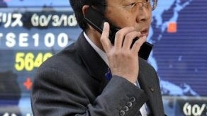 Japan considers end to cellphone SIM lock