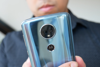 Lenovo's Motorola-led mobile unit continued to struggle in Q4 2017