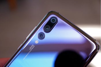 Huawei takes aim at Apple, sets goal of 200 million smartphone shipments in 2018