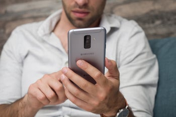 Samsung messaging app causes chaos among users, sends their pictures to random contacts
