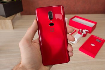 Red OnePlus 6: unboxing and hands-on