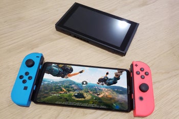 Alleged Honor Note 10 spy shots size the behemoth up with a Nintendo Switch