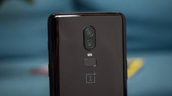 Users complain that under certain conditions, the screen on the OnePlus 6 flickers