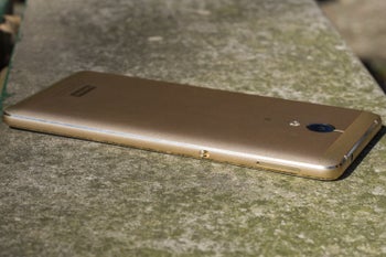 It's 2018 and the best smartphones out there still have a pretty embarrassing battery life