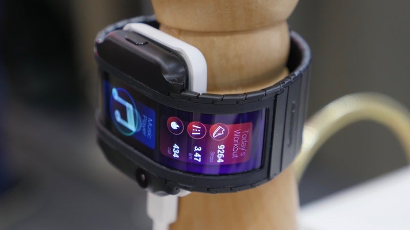 Nubia Alpha is a crazy phone you wear on your wrist straight out of science fiction