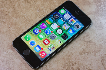Pick up a refurbished 32GB unlocked Apple iPhone 5s from Walmart for $148