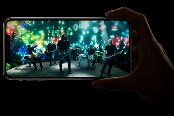 30% of smartphones produced in Q4 will feature a hardware or software AI accelerator?