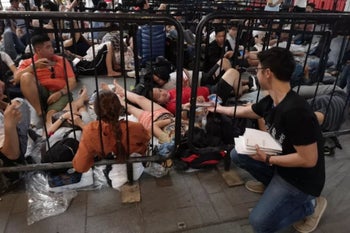 Huawei trolls Apple Store queues for the iPhone XS with free power banks