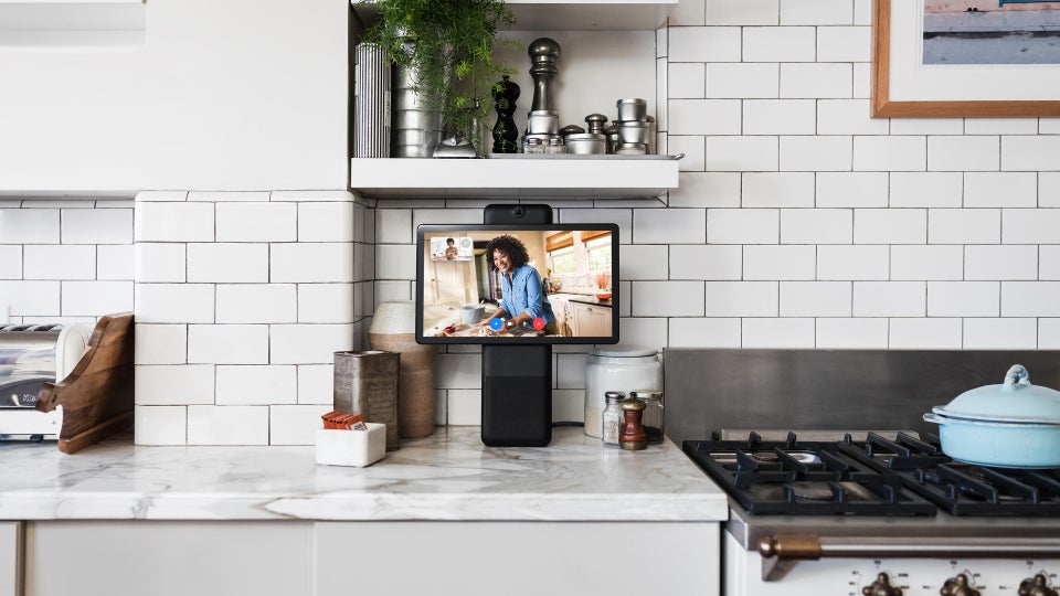 Facebook’s Portal devices start shipping, expect video calls from your grandma soon