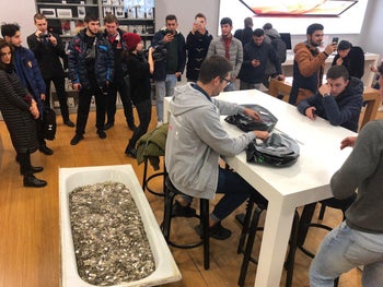 Dude buys iPhone XS in Russia, pays with a bathtub full of coins
