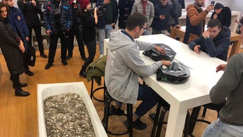 Dude buys iPhone XS, pays with a bathtub full of coins