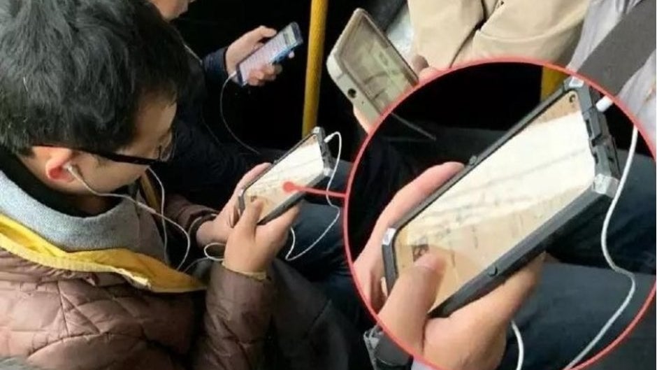Huawei Nova 4 spotted in the wild with display hole and headphone jack