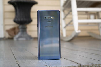 Samsung twice promoted the Galaxy Note 9 display on Twitter, using an Apple iPhone
