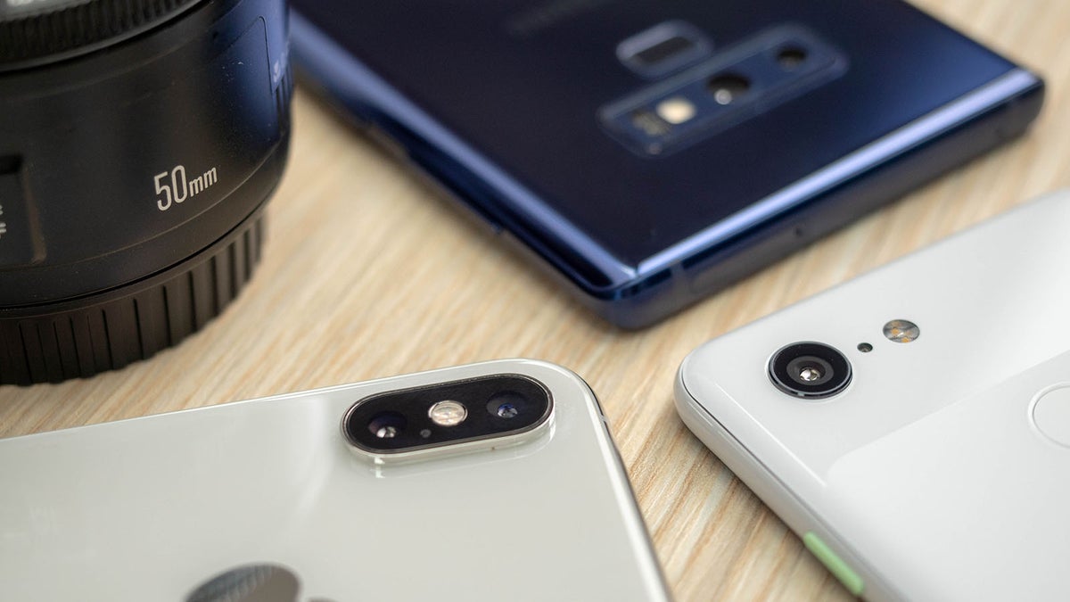 What were the top features of 2018 smartphones?