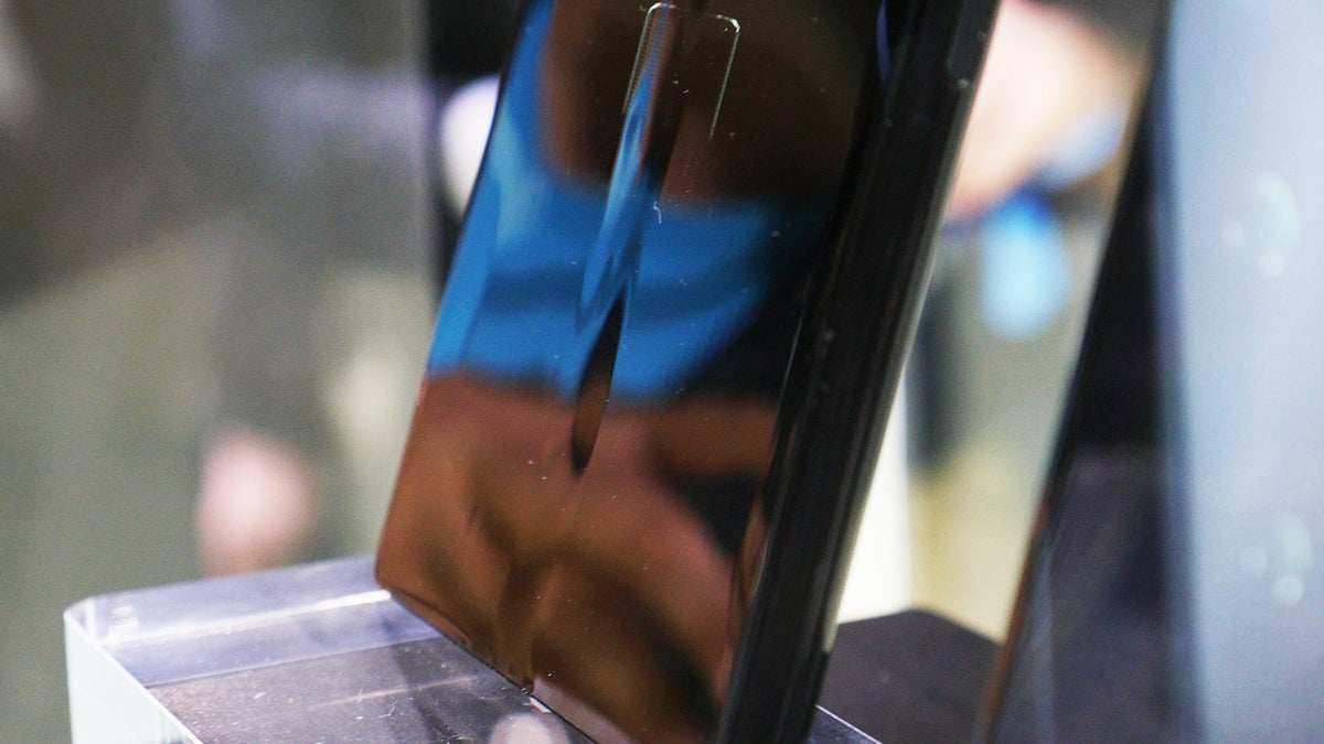 Huawei Mate X is amazing, but its screen is wrinkled right in the middle