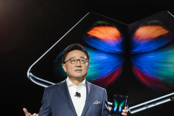 Executive with major smartphone manufacturer sees sluggish industry sales in 2019