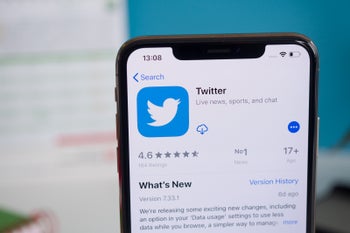 Twitter for iOS just gained a black "Lights Out" mode that could save battery