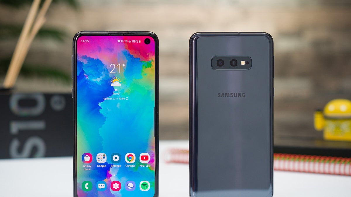 The unlocked Samsung Galaxy S10e and S10 128 GB come with free dual wireless charging pads at Microsoft