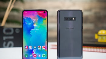 The unlocked Samsung Galaxy S10e and S10 128 GB come with free dual wireless charging pads
