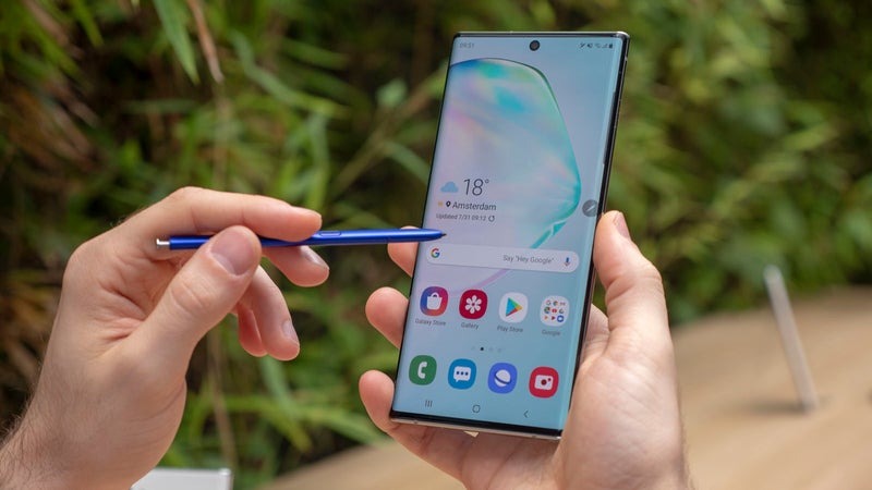 Galaxy Note 10+ unboxing: stunning design and generous package!