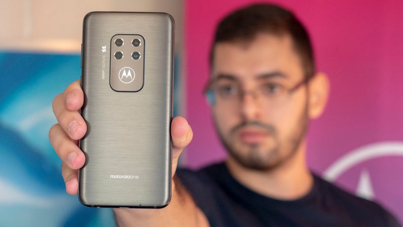 Motorola One Zoom has four cameras, huge battery and a freaking glowing logo (hands-on)