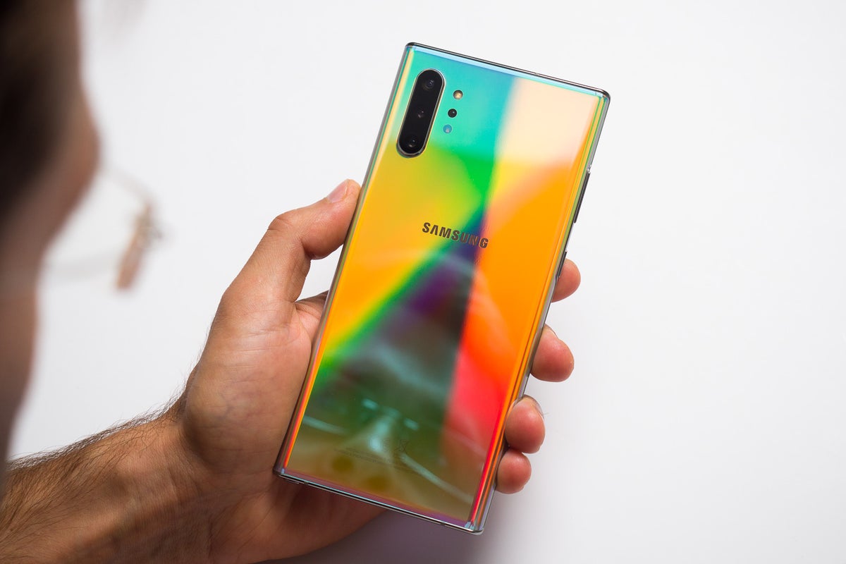 How did Samsung make the Aura Glow color of the Galaxy Note 10