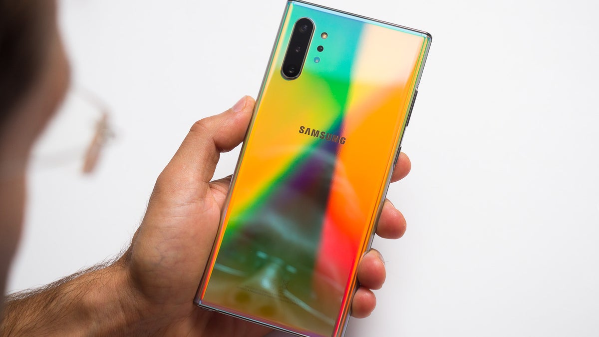 How did Samsung make the Aura Glow color of the Galaxy Note 10 