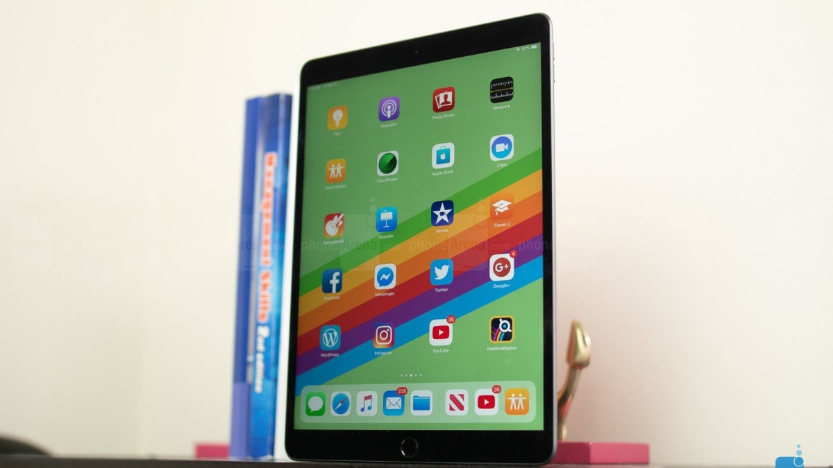 been rommel Bedankt Apple's 2019 iPad Air is essentially sold with a free Smart Keyboard at Best  Buy - PhoneArena
