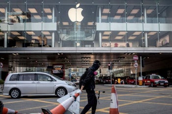 Bent on placating China, Apple bans a Hong Kong police location app
