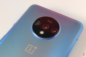 T-Mobile shows off its OnePlus 7T in unboxing video (shot on the phone itself)