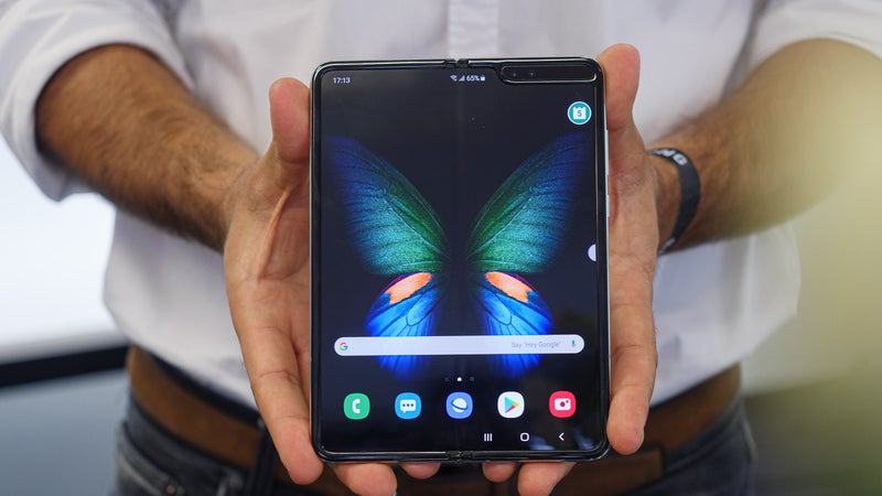 Samsung wants to sell loads of foldable smartphones next year
