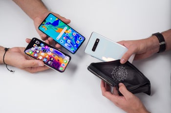 Samsung and Huawei's sales soared last quarter as Apple fell further behind