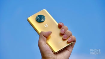 Take a look at this prototype OnePlus 7T in gold