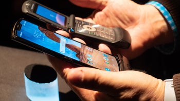 Here's why the Motorola Razr 2019 doesn't crease like the Galaxy Fold