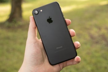 FCC says Apple and Samsung phones do not release too much radiation