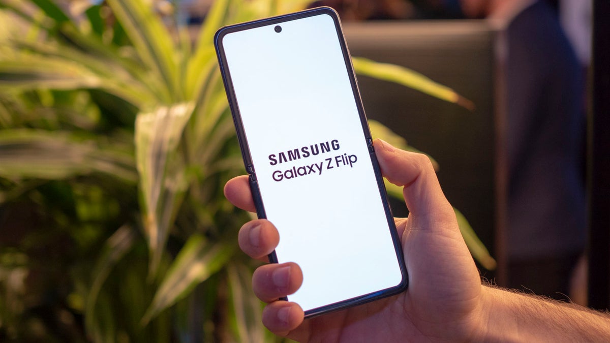 Galaxy Z Flip repair prices are out, much higher than the Motorola Razr