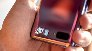 How to quickly take a selfie with the Samsung Galaxy Z Flip