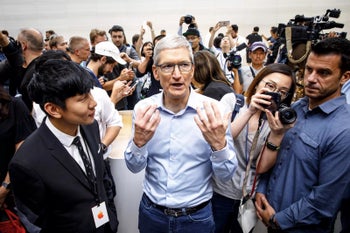 Apple’s stock value falls dramatically by 12.5% over the weekend