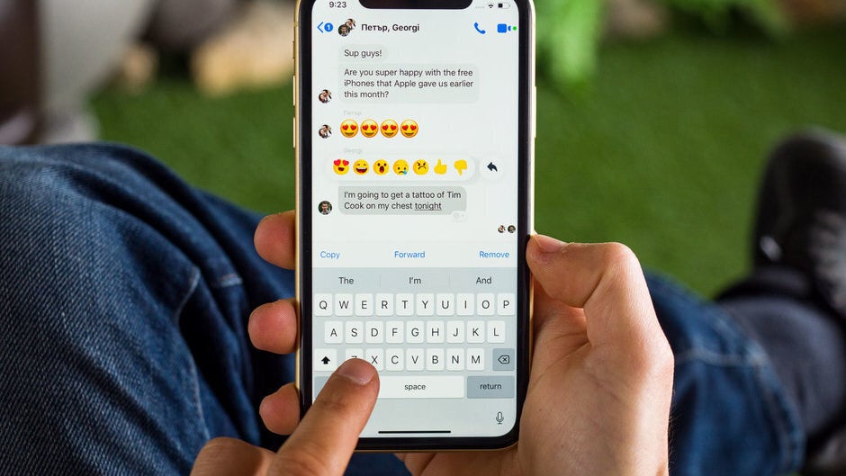 Automatic status sharing option spotted in Facebook Messenger