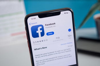 Facebook testing Dark mode for its mobile apps