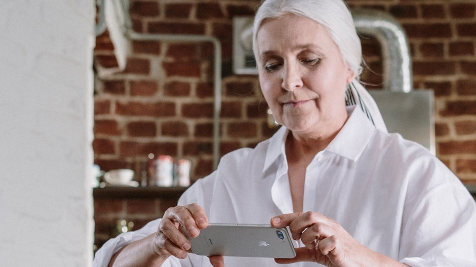 How to make the iPhone easier for seniors and the elderly: 10 simple ...