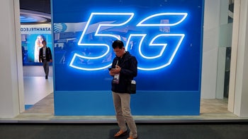 Verizon and AT&T can't stop arguing about each other's misleading 5G advertising