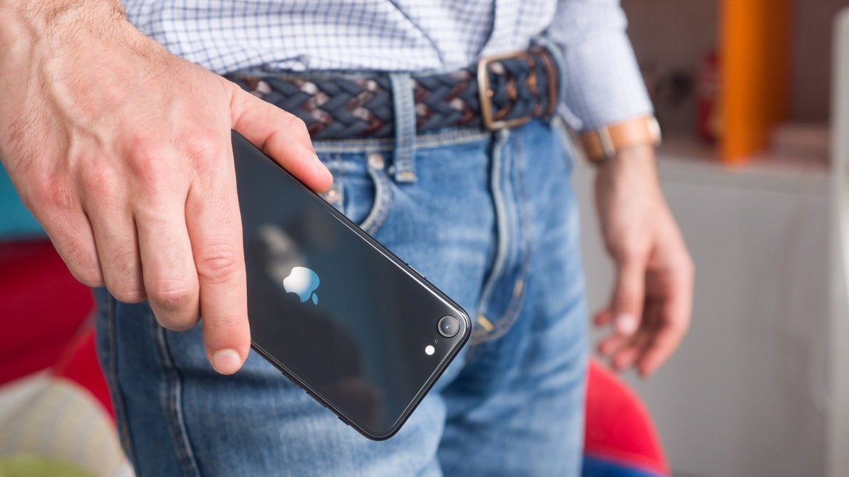Apple's first 5G iPhone SE and a hole punch iPhone SE Plus are still a way off
