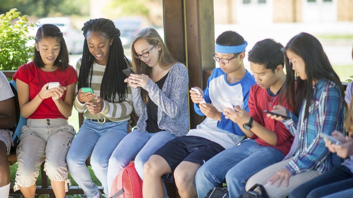 US teens: iPhones hot, Android phones — not
