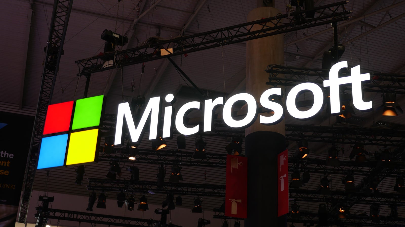 Microsoft tell. Сотрудники Microsoft. Работники Майкрософт. Microsoft начало