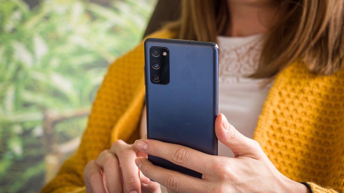 The unlocked Samsung Galaxy S20 FE 5G is deeply discounted ahead of the S21 FE launch